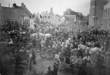 na-een-stoet-ontvangt-knesselare-de-nieuwe-burgemeester-august-de-jaeger